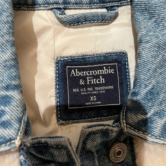 Abercrombie and Fitch Jean jacket with Sherpa sleeves! - Picture 2 of 3